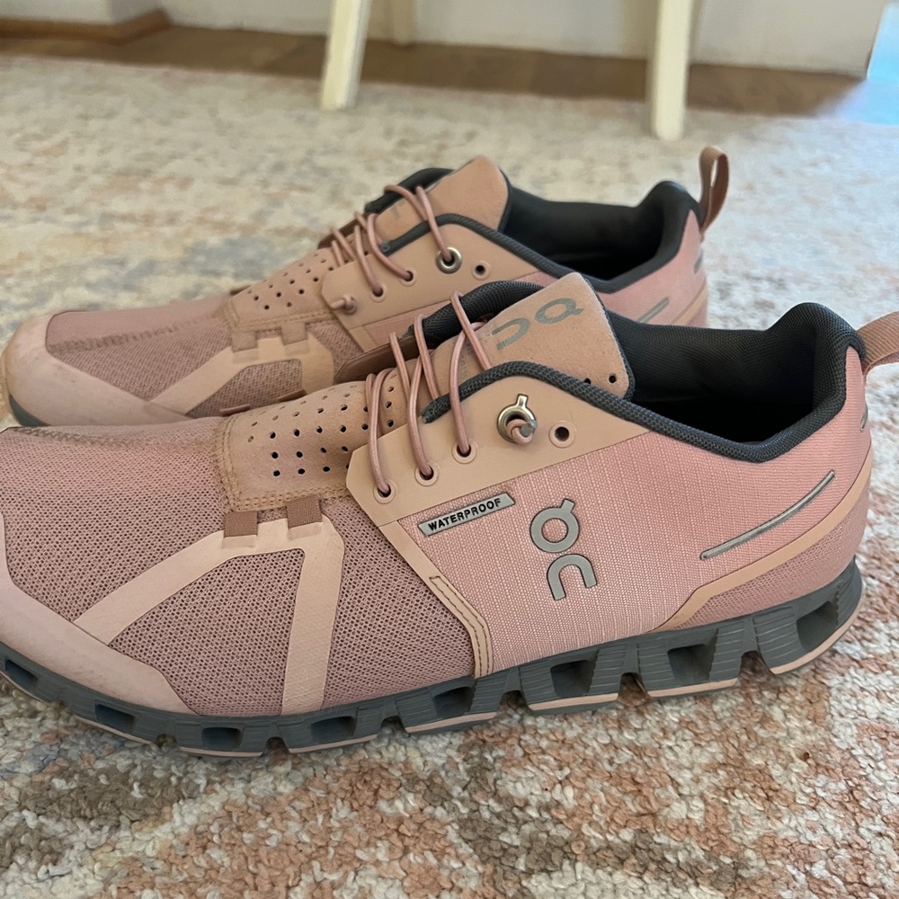 On cloud waterproof running shoe